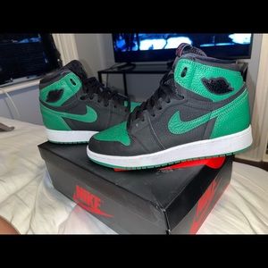 Size 5.5 kids air Jordan pine green ones